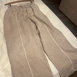 Tahari Pants linen size Large fits size 10-12. Like new. Excellent condition.